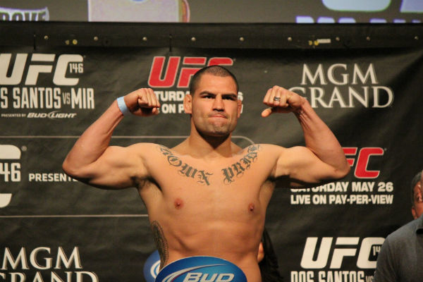 Cain Velasquez projeta retorno de Cormier para trilogia contra Miocic