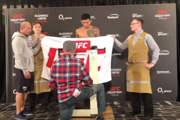 Após falha na balança, Carlos Diego salva Brasil no card preliminar do UFC Praga