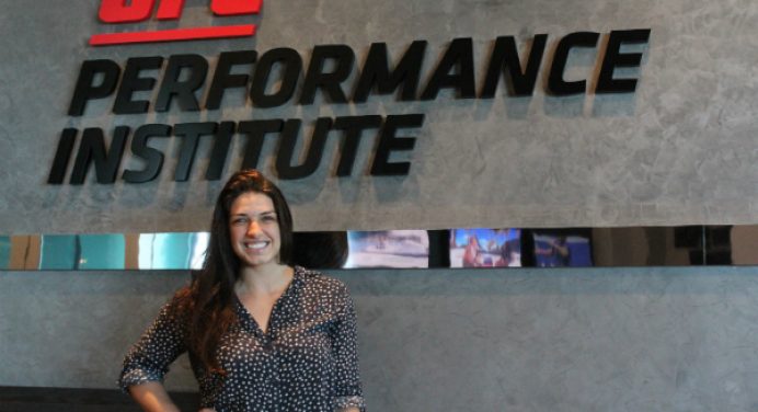 Com luta marcada no UFC, Mackenzie Dern estreia em competição de surf
