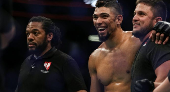 Johnny Walker minimiza provocações de Jon Jones e promete manter estilo irreverente