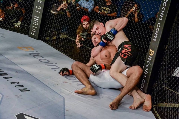 Revelação de 22 anos finaliza ex-UFC no Future e garante contrato com LFA