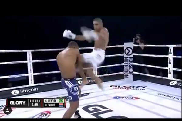 Alex Pereira mantém cinturão do Glory após joelhada voadora incrível; veja