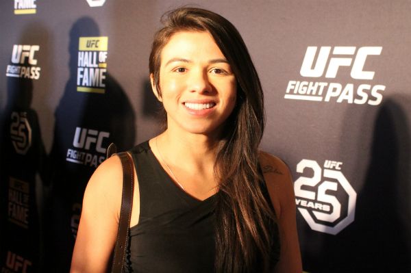 Cláudia Gadelha celebra teste negativo para COVID-19: “Segura e saudável para lutar”