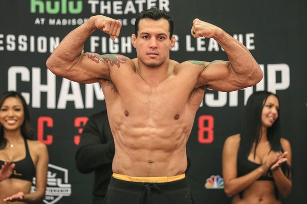 Vinny Magalhães finaliza e confirma vaga nos playoffs do PFL