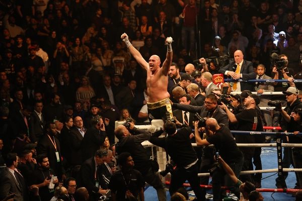 Tyson Fury supera corte profundo no supercílio e mantém invencibilidade no boxe