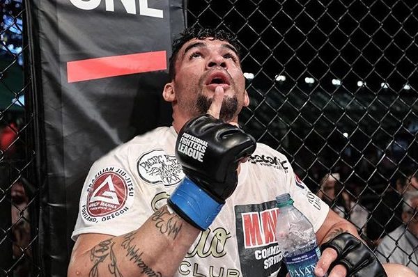 Brasileiro do PFL falha na balança e excede em 3 kg limite dos meio-pesados