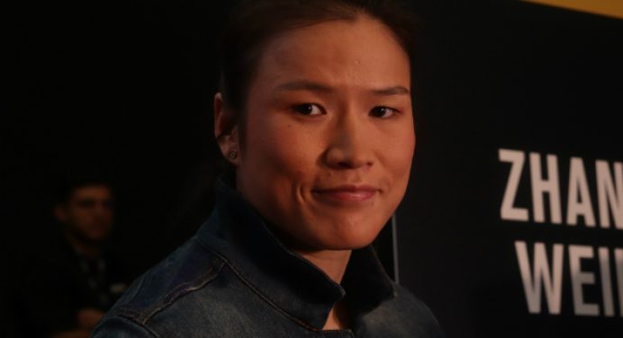 Adesanya e Zhang defendem seus títulos pela primeira vez no UFC 248