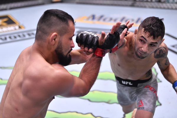 ‘Formiga’ sente lesão na perna e é derrotado por Perez por nocaute técnico