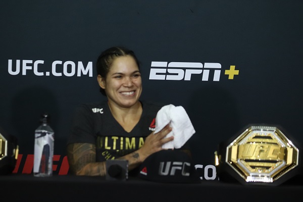 Por nascimento de filha, Amanda Nunes adianta que não deve mais lutar em 2020