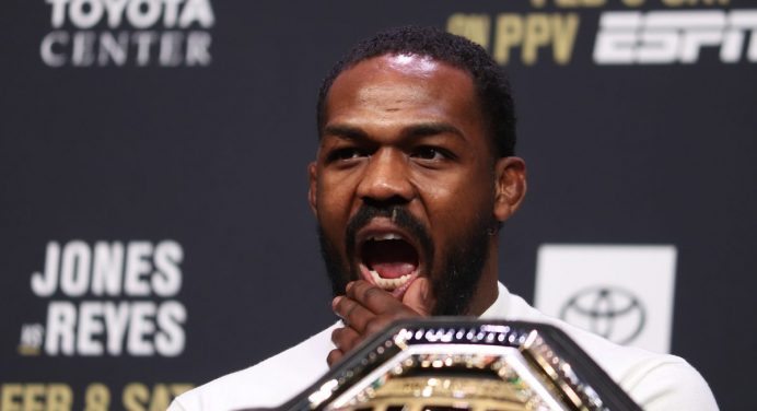 Jon Jones anuncia contratação de ex-promotor de boxe como conselheiro