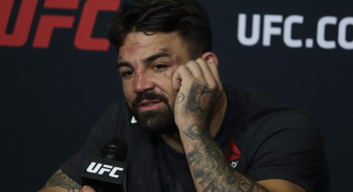 Site revela pedido por ordem de proteção feito contra Mike Perry por ex-esposa