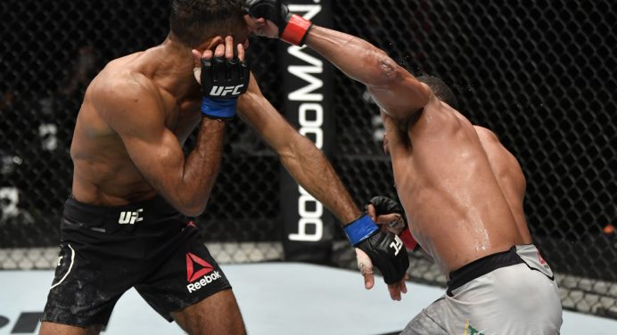 ‘Massaranduba’ aplica nocaute fulminante e vence terceira seguida no UFC