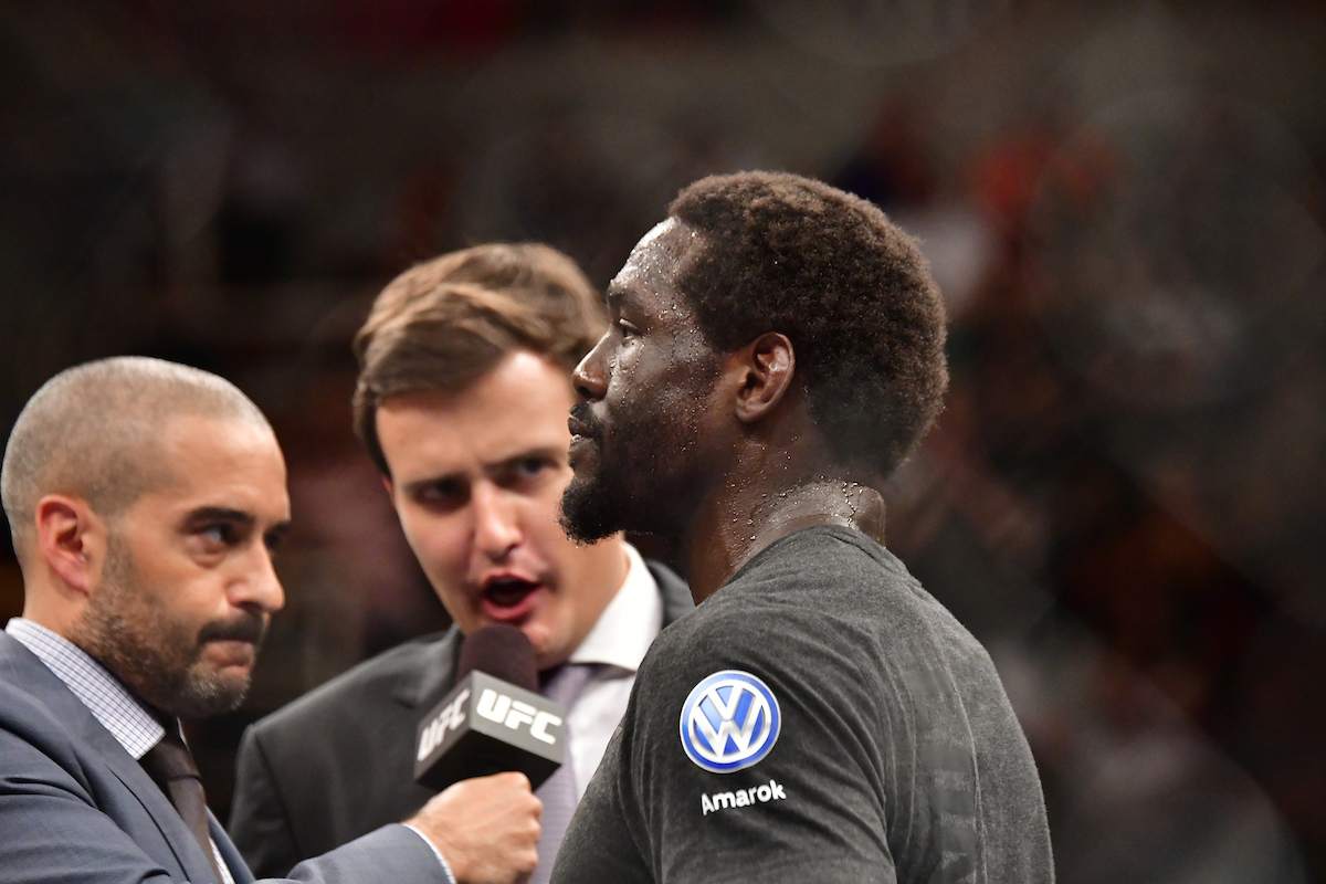 Cannonier pede vaga de reserva na disputa entre Adesanya e ‘Borrachinha’