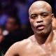 Anderson Silva se prepara para entrar no octógono do UFC