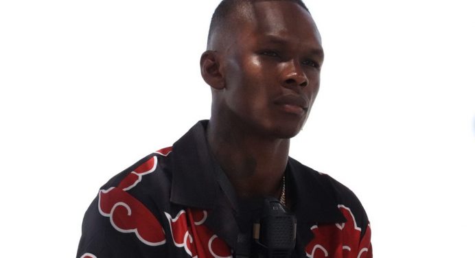 Adesanya se retrata após sofrer críticas por comentário inapropriado sobre estupro