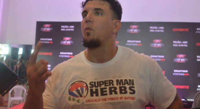 Frank Mir é nocauteado em estreia de evento que mistura regras do MMA e boxe