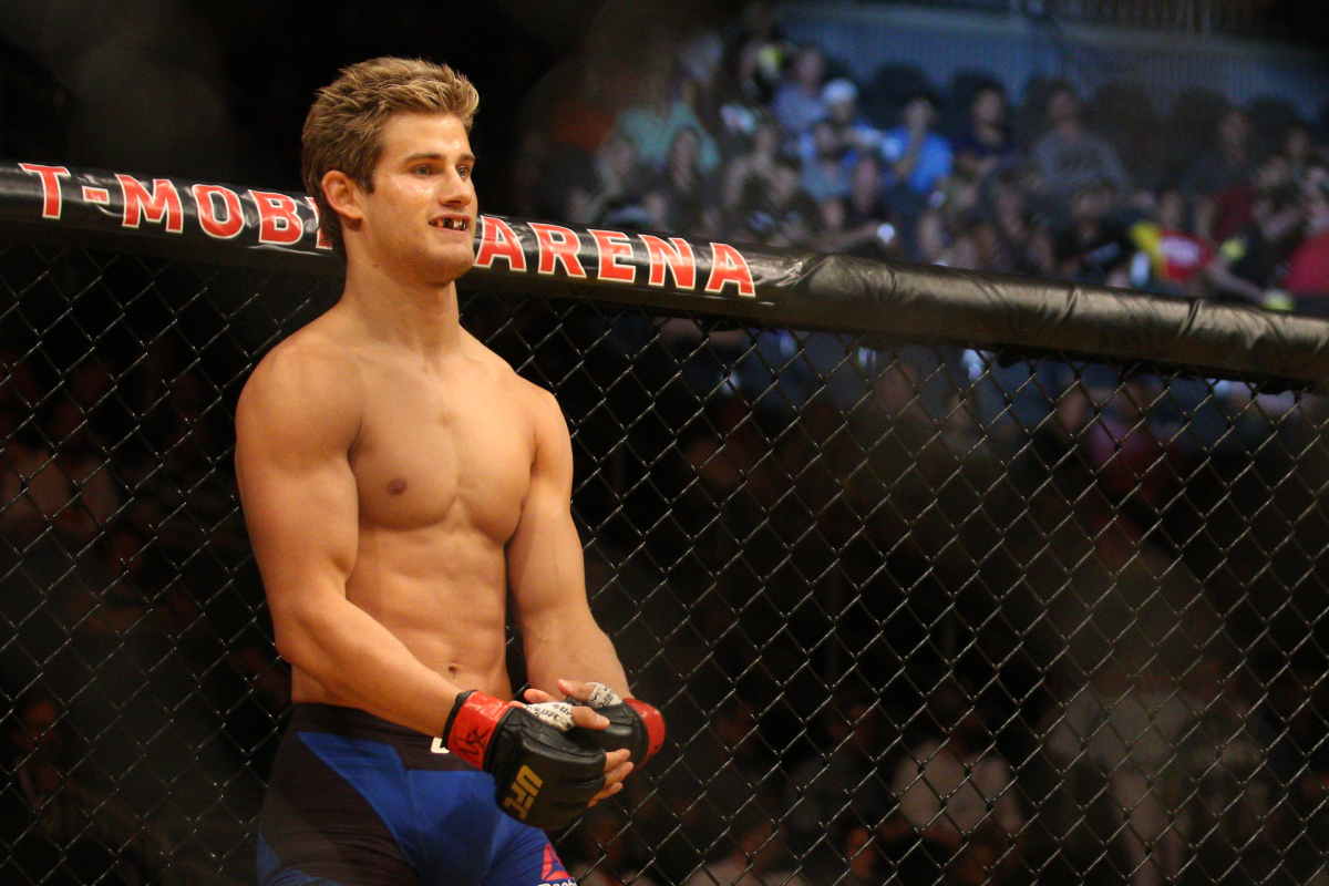 Super Sage Northcutt anuncia noivado com atriz por meio das redes sociais