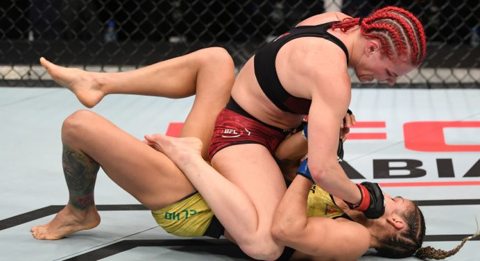 Poliana Botelho começa melhor, mas é dominada no chão e perde luta em Abu Dhabi