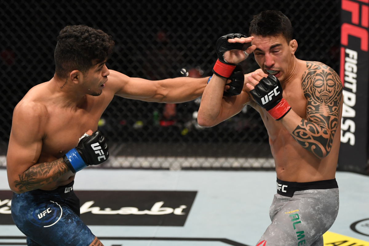 Thomas Almeida perde por decisão unânime em retorno ao octógono do UFC