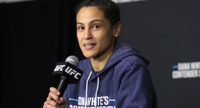 Após derrota em estreia no UFC, ‘Glorinha’ encara promessa dos palhas em julho