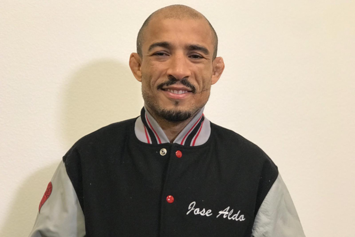 Limpo! José Aldo alcança marca de 50 testes antidoping e ganha jaqueta do UFC