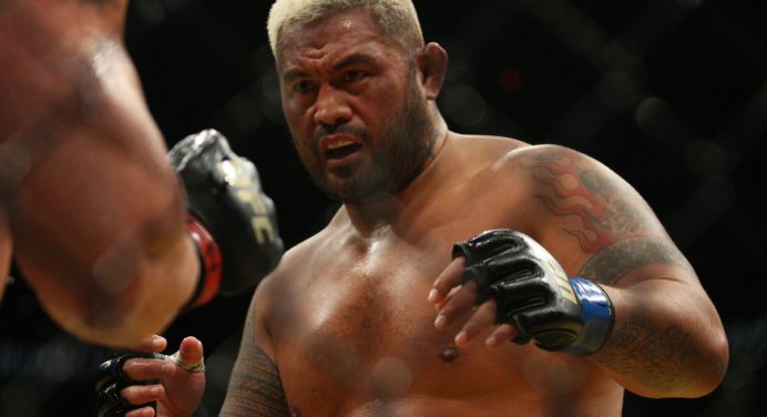 Mark Hunt desafia Dana e ex-donos do UFC após ser ordenado a pagar R$ 2 milhões