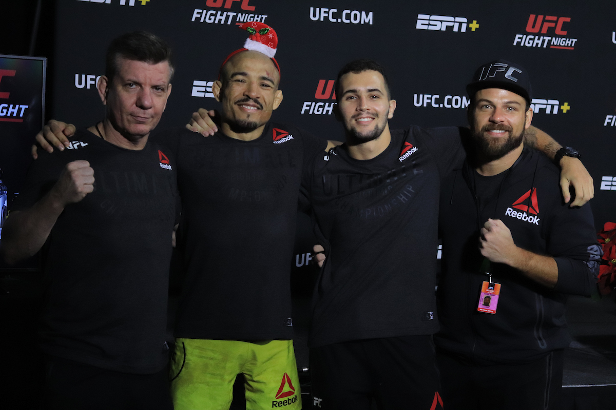 Jose Aldo explica uso de adesivo no peito durante luta no UFC