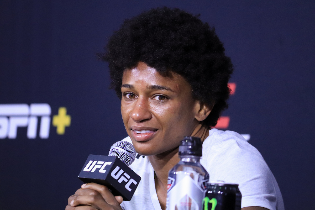 Angela Hill testa positivo para a COVID-19 e luta contra Tecia Torres é cancelada