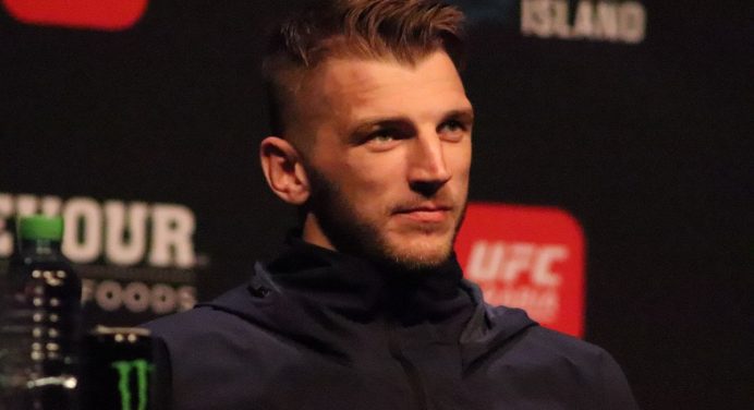 Dan Hooker consegue visto para os EUA e confirma presença no UFC 266