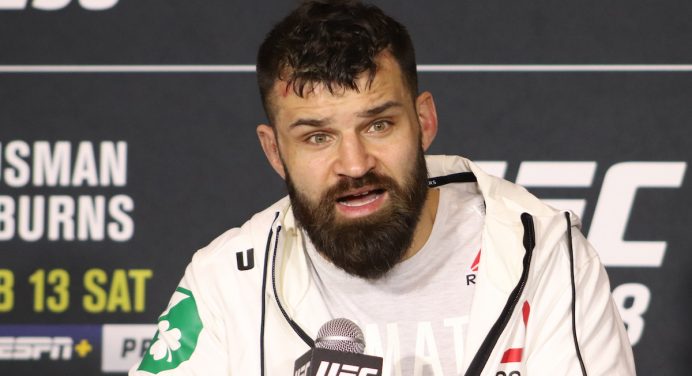 Lutador do UFC convida Miley Cyrus para ‘Dia dos Namorados’ e cantora responde