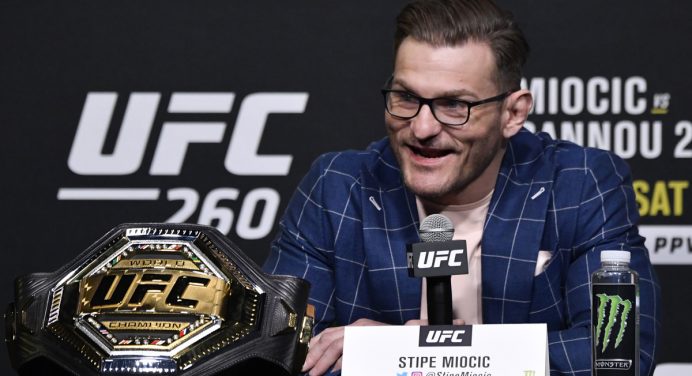 Miocic destaca evolução de Ngannou, mas promete “extinguir” rival na revanche