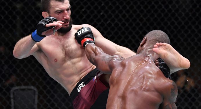 Primo de Khabib Nurmagomedov acaba com jejum e vence a 1ª luta no UFC