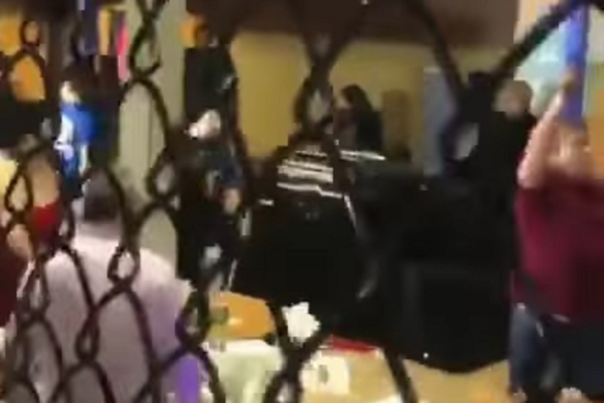 Homem atira e causa pânico durante evento de MMA amador nos EUA; veja