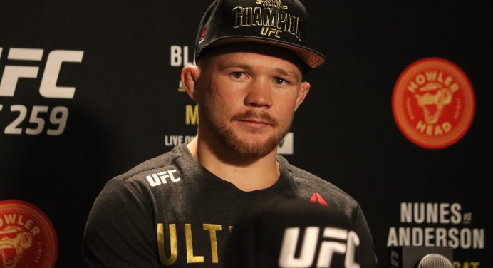 Petr Yan ataca campeão do UFC após rival reclamar de possível revanche imediata