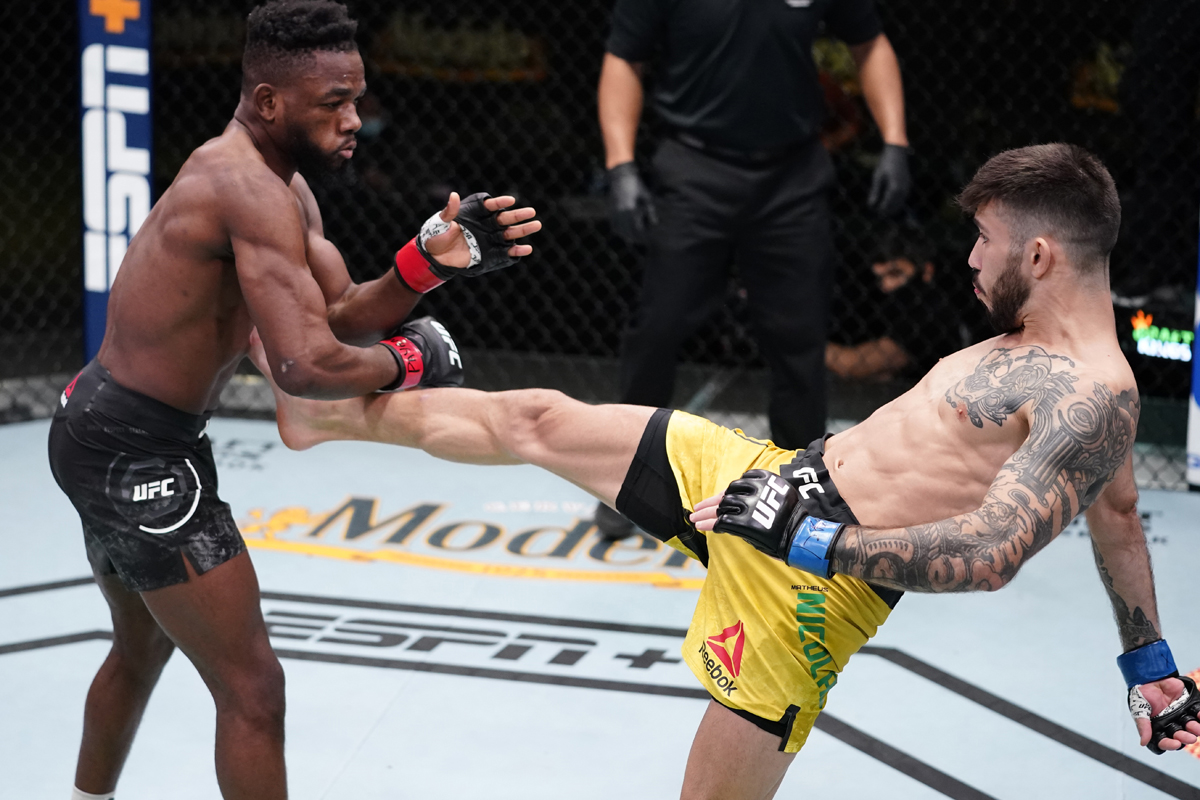 Por pouco! Matheus Nicolau vence por decisão dividida em retorno ao UFC
