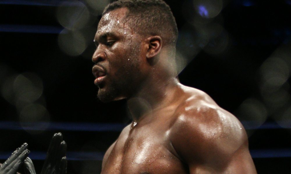 Francis Ngannou aguarda resultado de duelo no UFC no octógono.