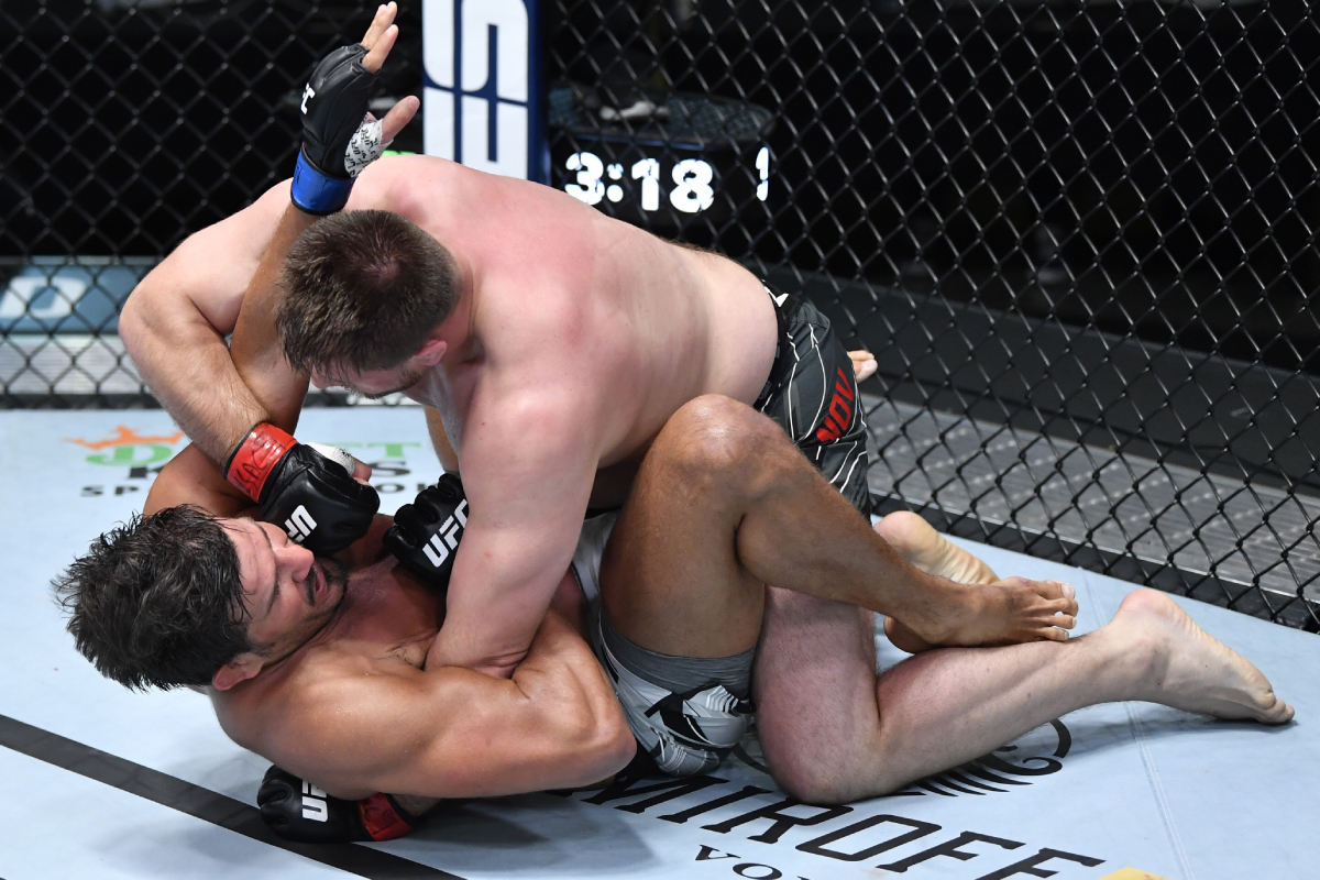 Decisão controversa rouba a cena no card do UFC Vegas 24; entenda