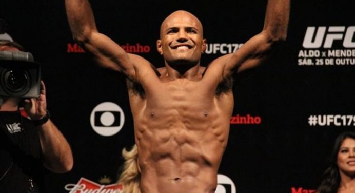 Brasileiro ex-desafiante ao título do UFC é nocauteado em 16s no México; veja