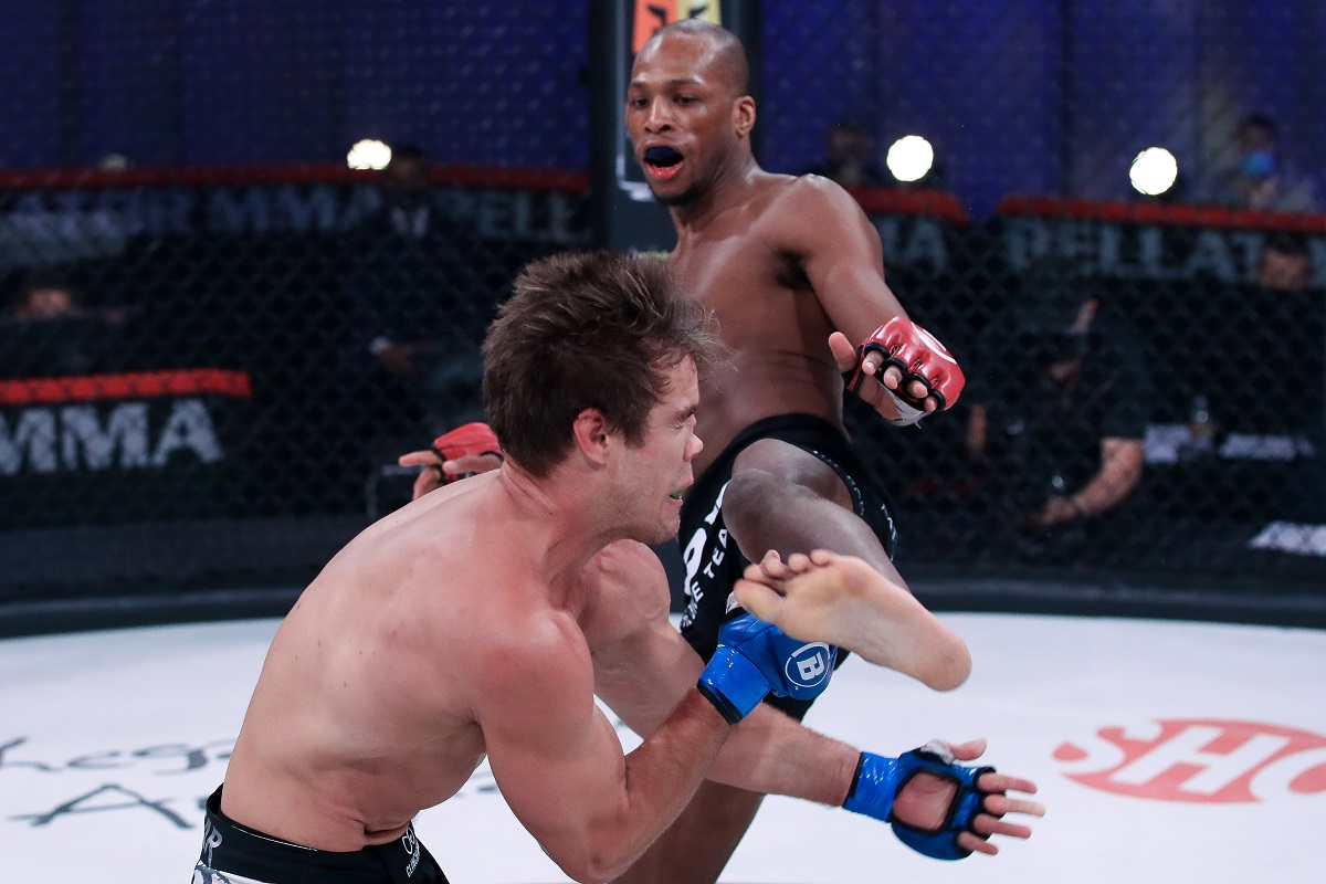 Estrela do Bellator aplica um chute alto e afunda nariz de adversário; veja
