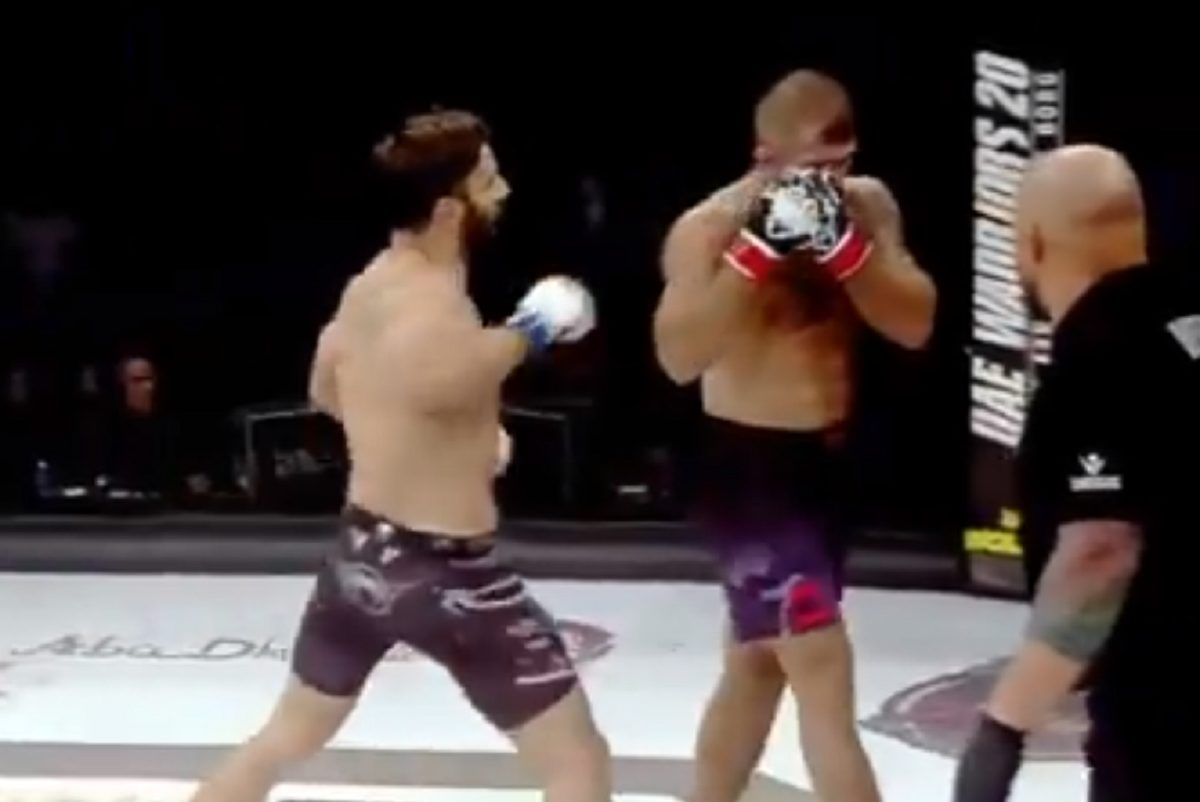 Lutador sofre nocaute brutal após pedir paralisação de combate; veja
