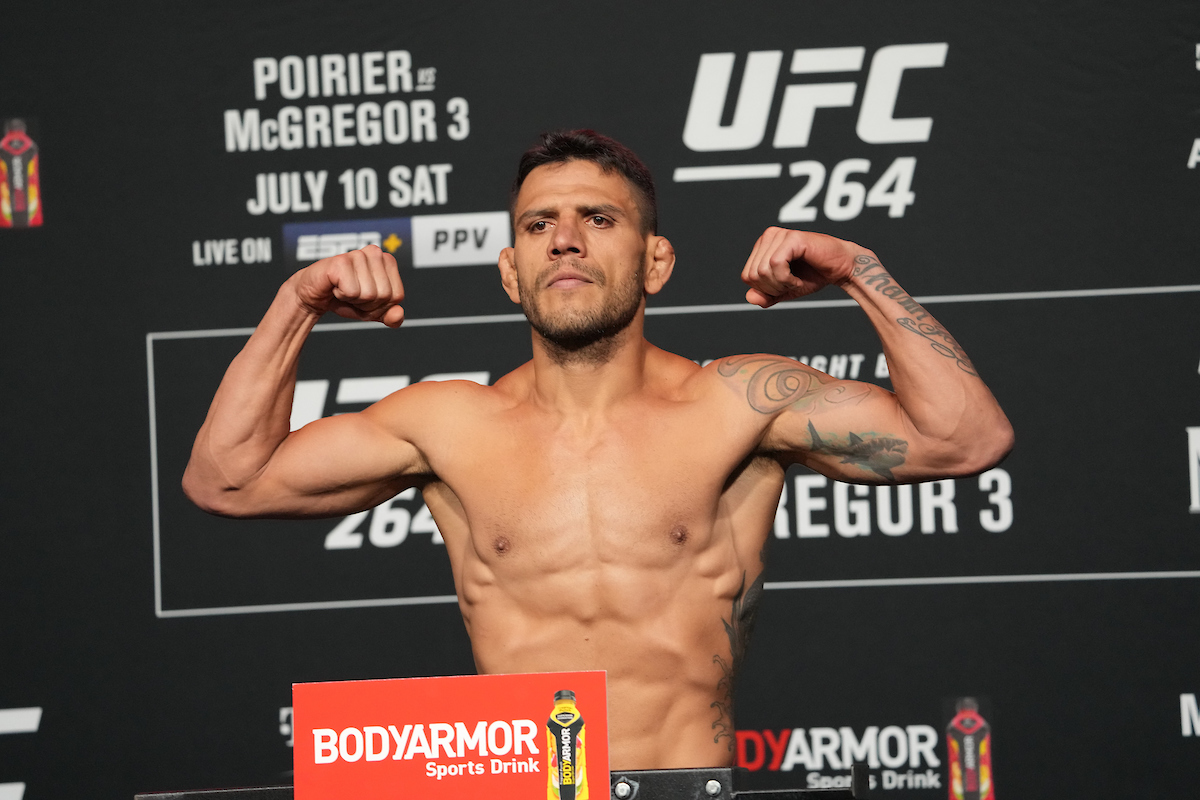 Rafael dos Anjos relata confusão com Conor McGregor na pesagem do UFC 264