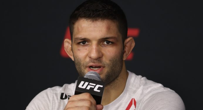 Thiago Moisés não se abala com derrota e elogia Makhachev: “Lutador incrível”