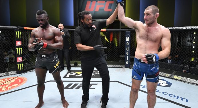 Sean Strickland domina Uriah Hall e avança rumo ao top 10 do UFC