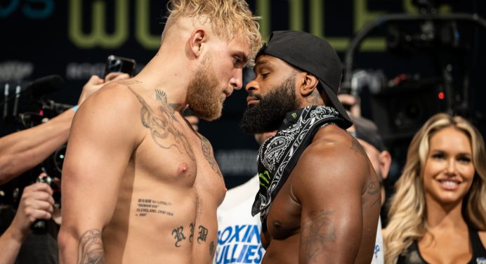 Tyron Woodley paga aposta e faz tatuagem em ‘homenagem’ a Jake Paul; veja