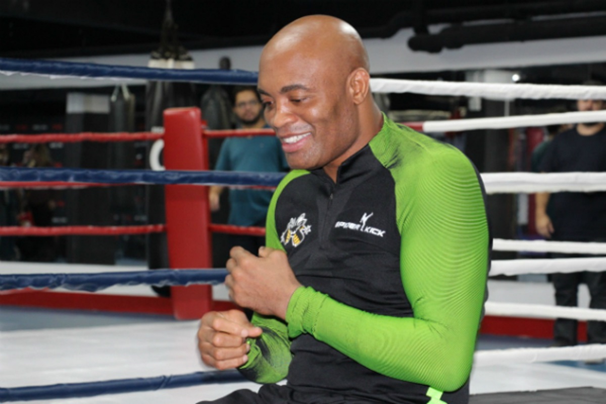 Treinador admite favoritismo de Anderson Silva contra Tito Ortiz: “Tem mais recursos”