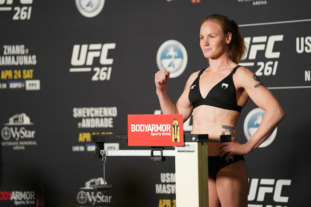 Valentina Shevchenko defende ring girls das críticas feitas por Khabib