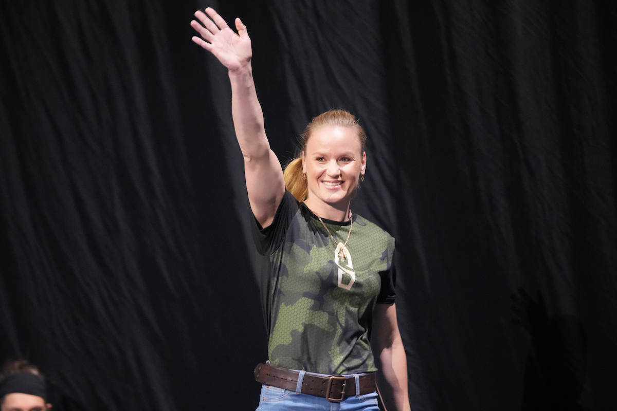 Raridade! Valentina celebra conquista de sexto rubi em cinturão dos moscas do UFC