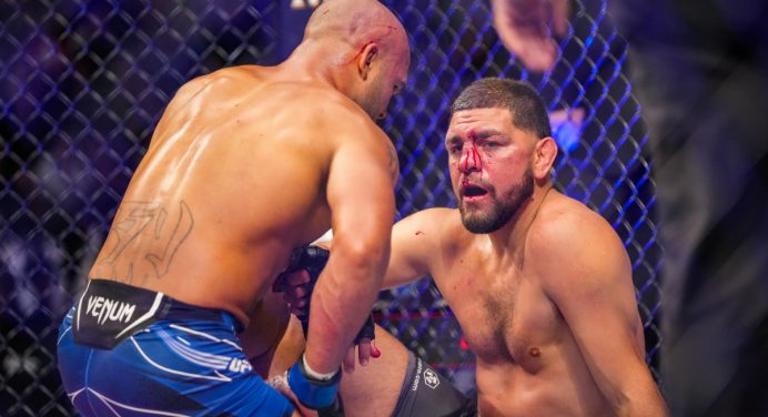 Nick Diaz trava batalha emocionante, mas é nocauteado em seu retorno ao UFC