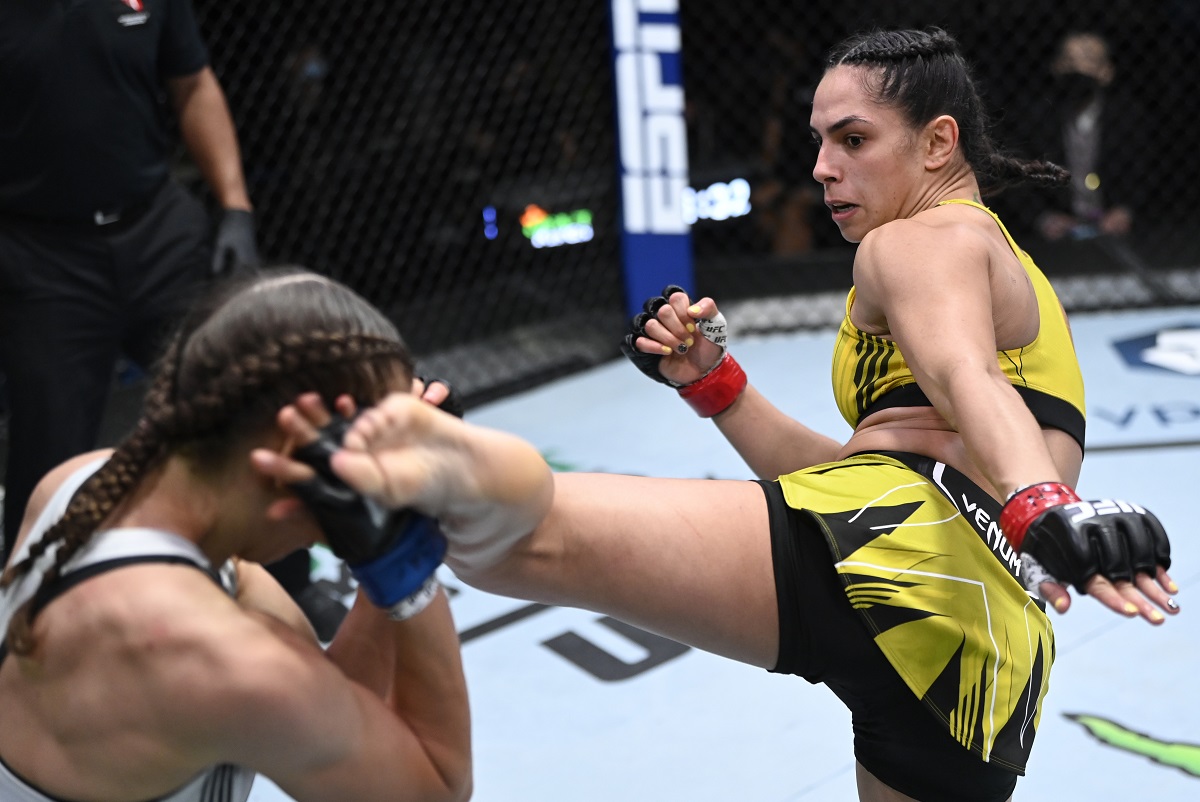 Com atuação dominante, Ariane Lipski supera alemã e volta a vencer no UFC