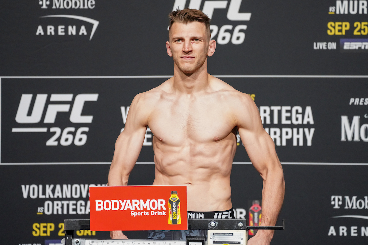Dan Hooker anuncia retorno ao peso-leve após breve passagem pelos penas